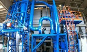 Impianto industriale di Ghirarduzzi srl per la separazione di granuli di gomma con componenti blu e arancioni.