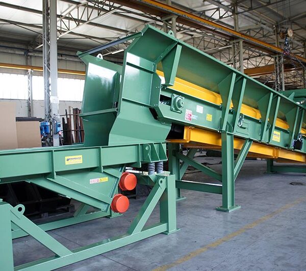 Ghirarduzzi's mobile yellow and green Apron Conveyor for industrial use
