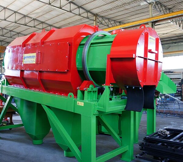 Vagli rotanti verdi e rossi in un impianto di riciclaggio