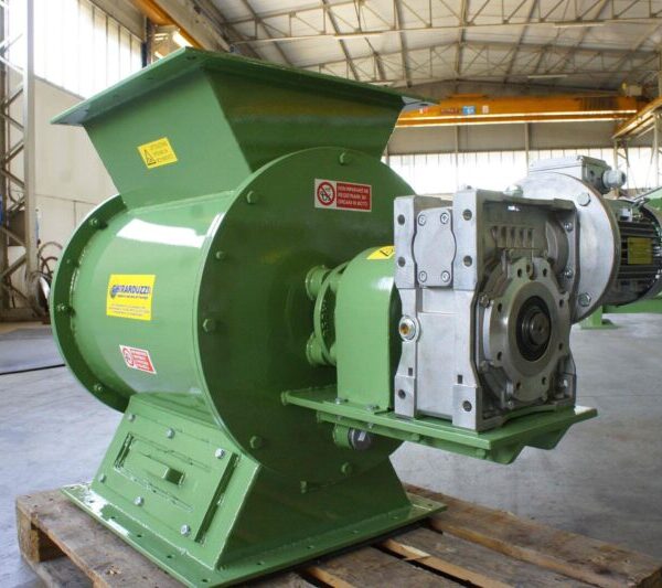 Ghirarduzzi DST 250 rotary valve designed for industrial applications, used for safe discharge of powders and materials from hoppers and silos. Built with ductile cast iron and powered by a 1.1-1.5 kW motor.