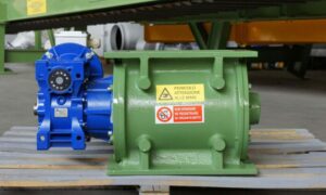 Ghirarduzzi DST 500 rotary valve designed for industrial environments, built with thick metallic construction, used for discharging powders from hoppers and silos. Equipped with a 2.2 kW motor.