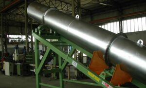 Ghirarduzzi rotary tube conveyor for transporting difficult materials such as powders, abrasive substances, and hot materials in industrial environments. The system allows efficient inclined transport, minimizing dust emissions.